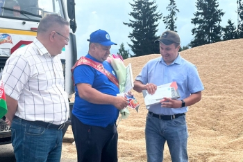 Водитель-двухтысячник на мстиславской жатве. Узнали, кто это