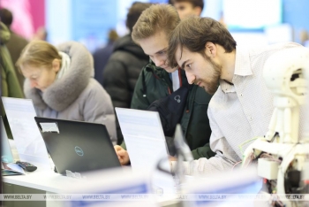 Гусаков о выставке "Беларусь интеллектуальная": общество должно знать, чем живет наука и каковы результаты