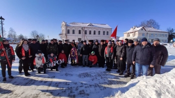 Митинг и возложение гирлянд, цветов у памятного Знака в честь воинов-интернационалистов «Минувших лет святая память» состоялся сегодня в Парке Мира г. Мстиславля.