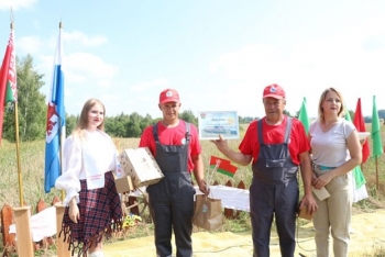 Семейный экипаж Галиновых преодолел тысячный рубеж по намолоту зерна