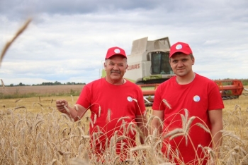 Узнали, в каких сельхозпредприятиях района больше всего тысячников на жатве