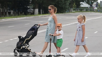 "Внимание - дети!". В Беларуси с 25 августа водители должны ездить с включенным ближним светом
