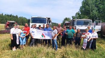 С поздравлениями и мини-концертом коллектив художественной самодеятельности Андрановского СДК и библиотеки выехали на поля ОАО «Знамя труда»