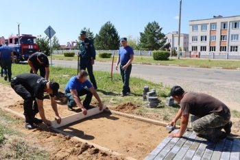 Депутатская инициатива. Как обустраивают тротуар по улице Петра Мстиславца