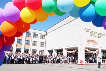 Школьный вальс, прощальные улыбки. Как в городских школах прошёл праздник последнего звонка