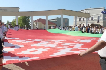 Флаг, герб, гимн. Как в Мстиславле отпраздновали государственный праздник