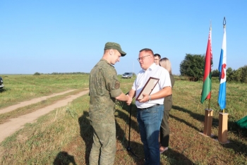 Посмотрите, как чествовали солдат и офицеров за помощь на жатве
