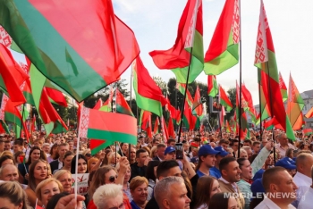 Флаги, эмоции, единство. Масштабный флешмоб объединил могилевчан. Фото