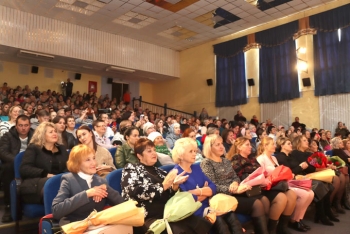 Столько улыбок вы ещё не видели! Большой праздничный концерт ко Дню матери. Фото и видео