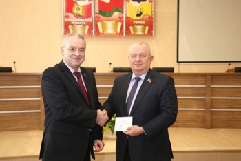 Владимиру Зайцеву вручили удостоверение депутата Могилёвского областного Совета депутатов