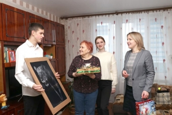 Активисты БРСМ района продолжают посещать людей золотого возраста. Сегодня молодых людей у себя в гостях встречала мстиславчанка Валентина Тимашкова