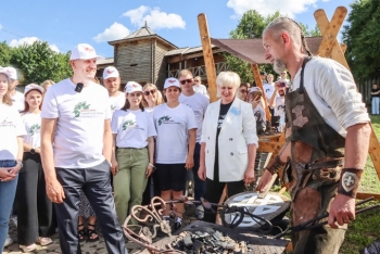 Анатолий Исаченко встретился с участниками проекта «Дорогами памяти и славы» в Мстиславле