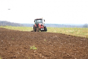 Поднятие зяби в Мстиславском районе. Узнали, кто лидирует на этом участке работ