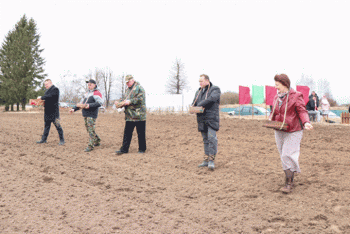 Аграрии Мстиславского района начали весеннюю посевную кампанию. Старт ей по народному обычаю был дан с проведения обряда «Засевки»