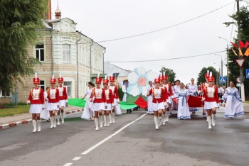 Митинг, награды, праздничное шествие. Посмотрите, как в Мстиславле отметили День Независимости