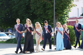 Со школьной скамьи — во взрослую жизнь. Посмотрите, как прошёл в Мстиславле большой выпускной