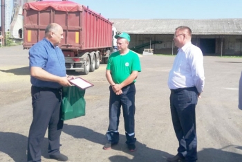 Четыре тысячи тонн зерна на счету мстиславского водителя. Кто стал героем на жатве