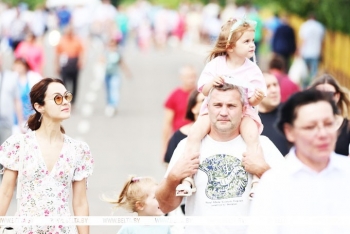 Увеличение пособий и усиление поддержки семей с детьми. Лукашенко подписал закон