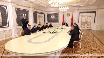 Лукашенко поручил при необходимости предоставлять IT-секторам предприятий условия работы, как в ПВТ