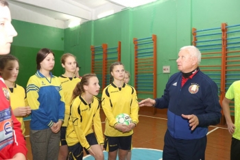 Заслуженный тренер Республики Беларусь Анатолий Усенко посетил Мстиславскую школу-интернат