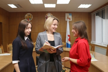 На VIII заседании пленума районного комитета ОО «Белорусский республиканский союз молодёжи» избран новый первый секретарь молодёжной организации Мстиславщины. Им стала мстиславчанка Алина Олийнык