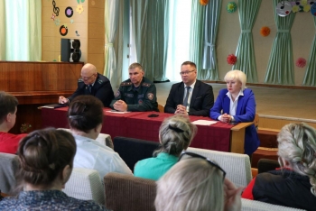 Информационная группа под руководством председателя райисполкома Дмитрия Пимошенко встретилась сегодня с коллективом специальной общеобразовательной школы-интерната для детей с тяжёлыми нарушениями речи