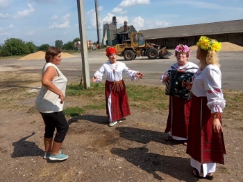 Ходосовским СДК проведен день информирования и мини-концерт «За Беларусь» на полевом стане, зерно-сушильный комплекс РАПТС