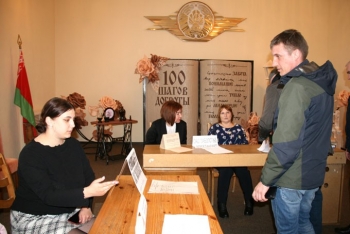 В Мстиславле прошла ярмарка вакансий. На ней безработные жители Мстиславского района смогли ознакомиться со списком профессий, в которых нуждаются учреждения и организации района.