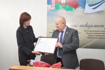 Автомобилисты и дорожники принимали поздравления и награды. Кто стал лучшим