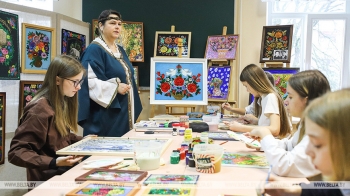 Возвращая народное в моду. В Березовском районе сохраняют традицию росписи по стеклу