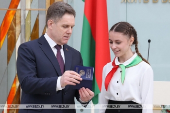 Отличники, активисты, спортсмены. Петришенко вручил паспорта юным гражданам Беларуси