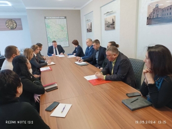 В райисполкоме под руководством председателя райисполкома Д.Л.Пимошенко прошло рабочее совещание по вопросам совершенствования работы объектов торговли района