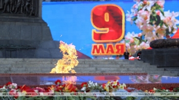 Лукашенко возложил венок к монументу Победы в Минске