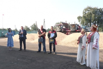 Какой комбайновый экипаж опередил всех по намолоту зерна в районе